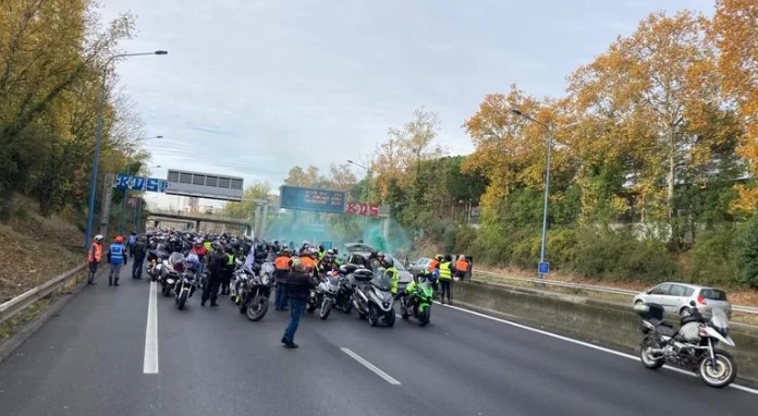 Manifestation nationale de motards pour la défense des deux-roues motorisés, action relayée par la FMF Puy-de-Dôme