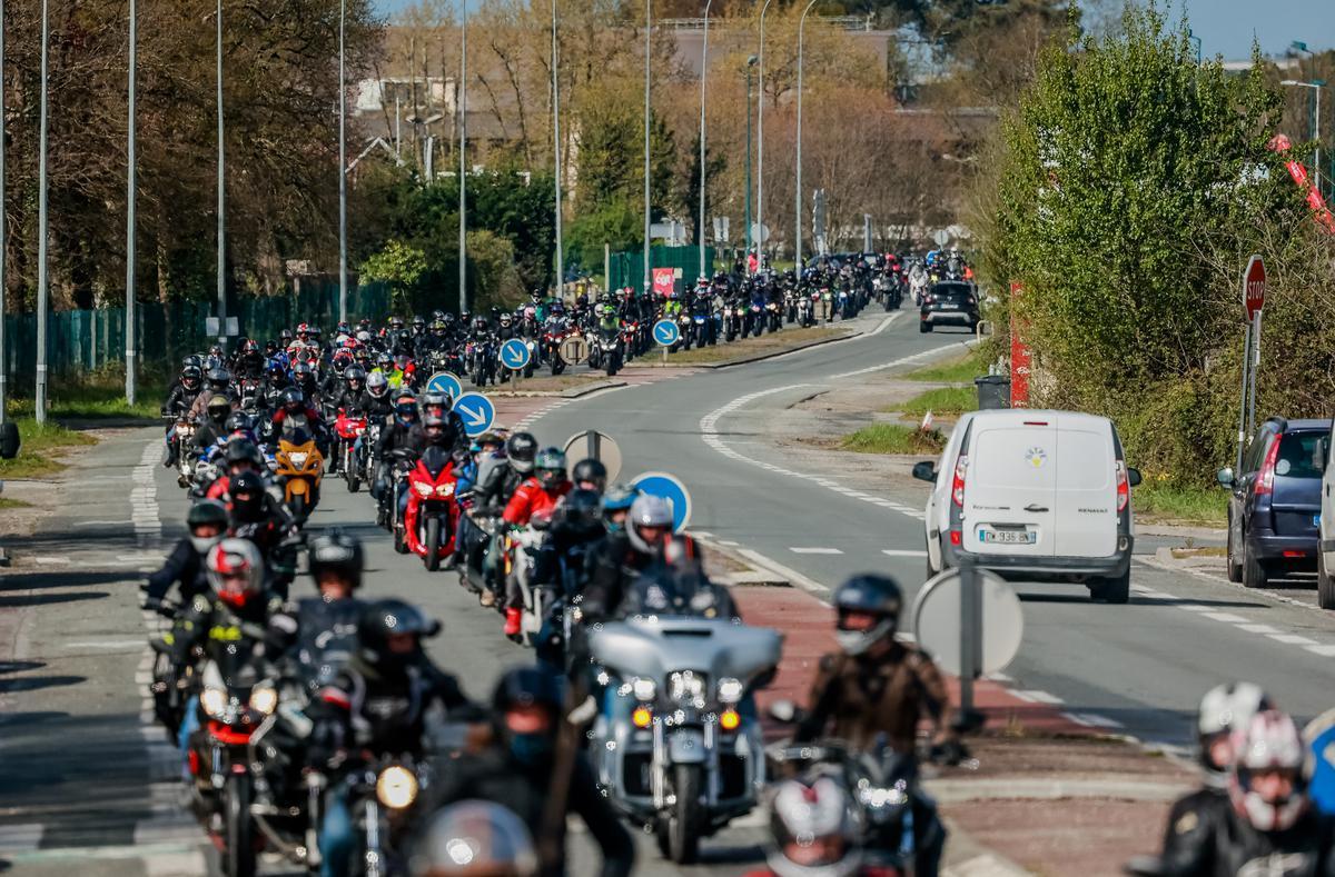 Vue aérienne d'un rassemblement de motards lors d'une manifestation nationale FMF